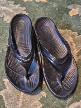 OOFOS Black Foam Recovery Flip Flop Sandals
